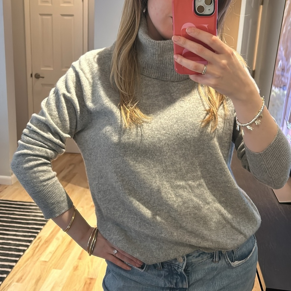 Uniqlo 100% Cashmere Turtleneck